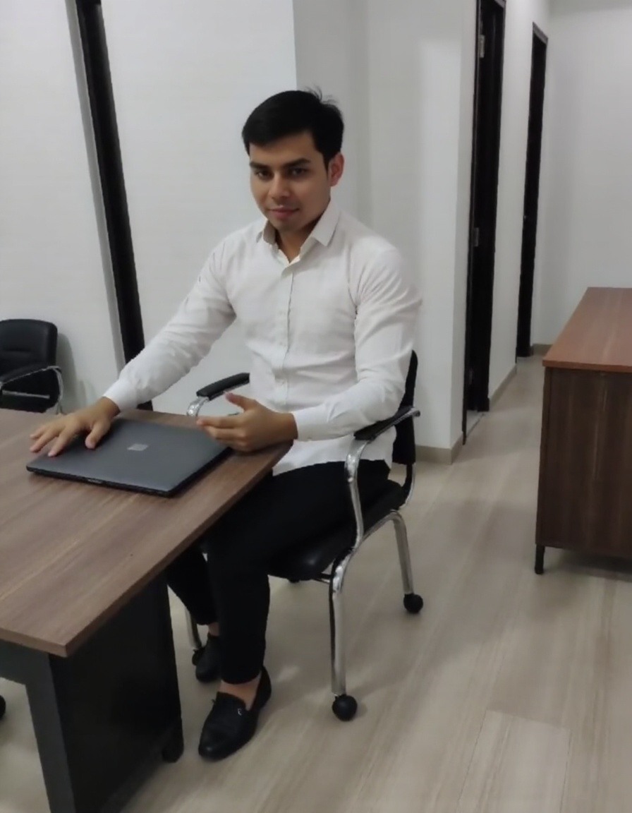 freepik__antony-en-su-oficina-con-su-macbook-mostrandonos-m__62165
