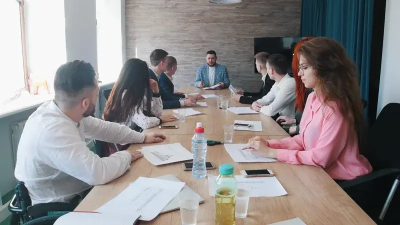 Equipo de trabajo en una reunión empresarial discutiendo un plan de cuenta
