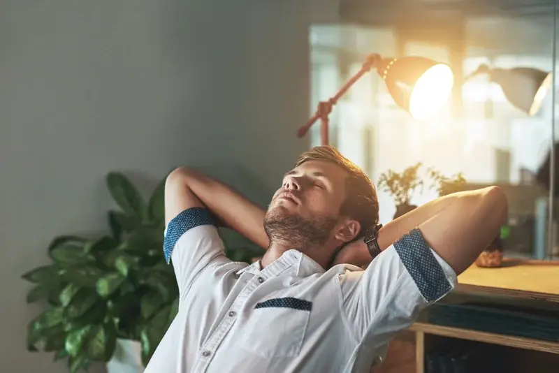 Hombre tomando un descanso en su oficina para mejorar la productividad laboral